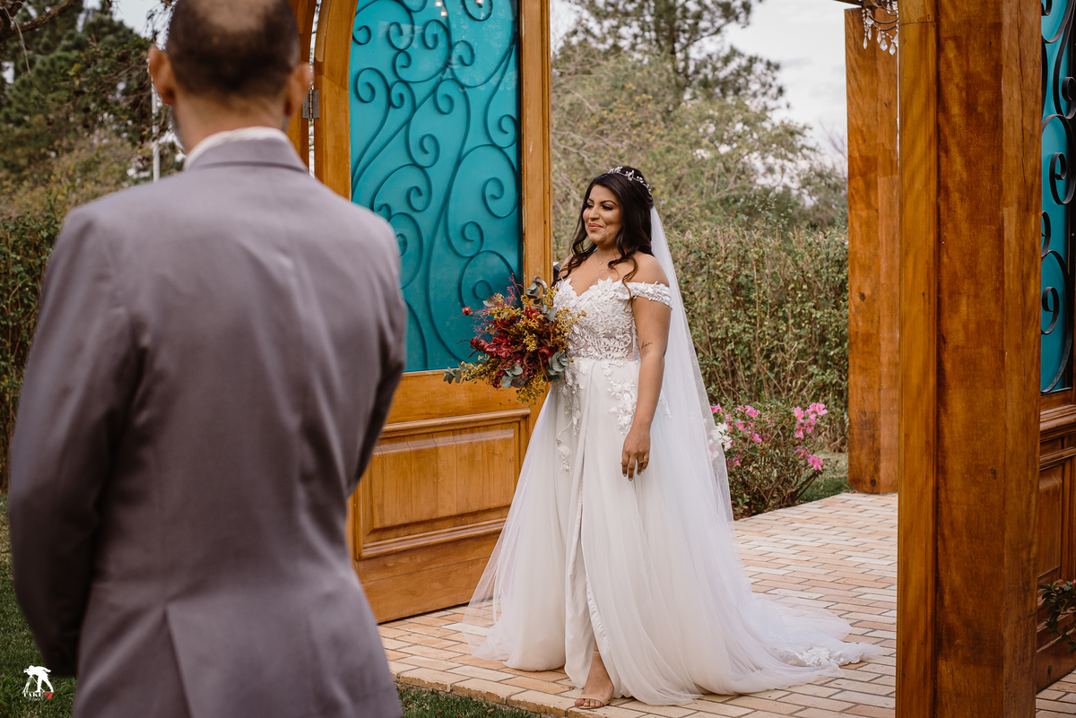 noiva entrando na cerimônia 