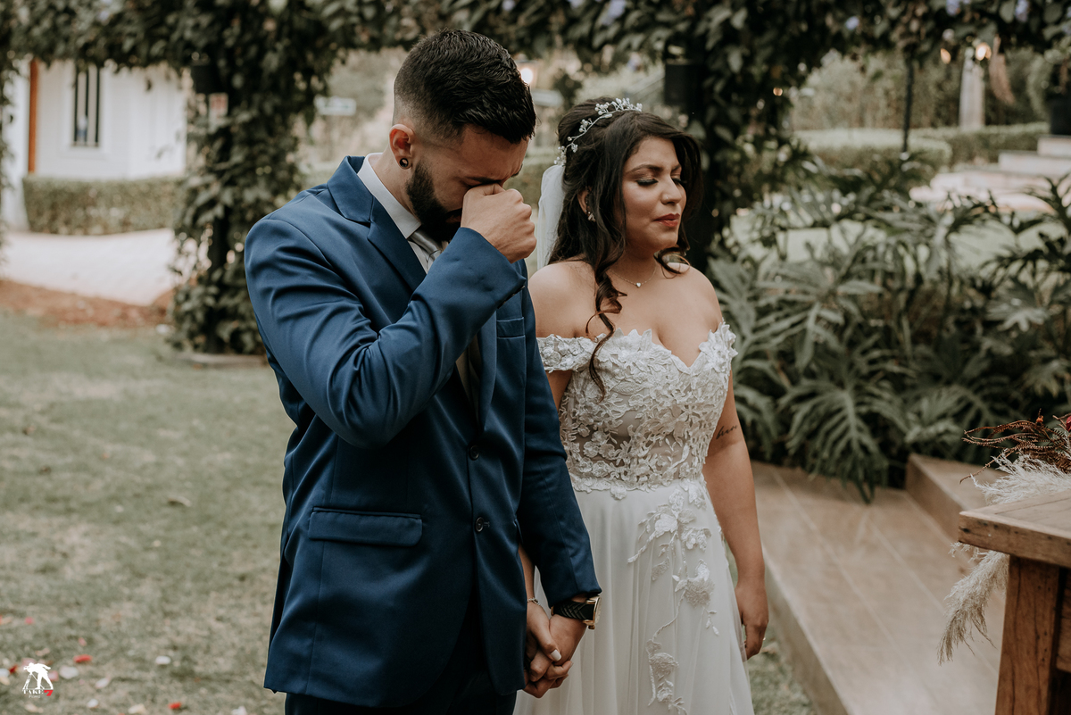 noivo emocionado no casamento 