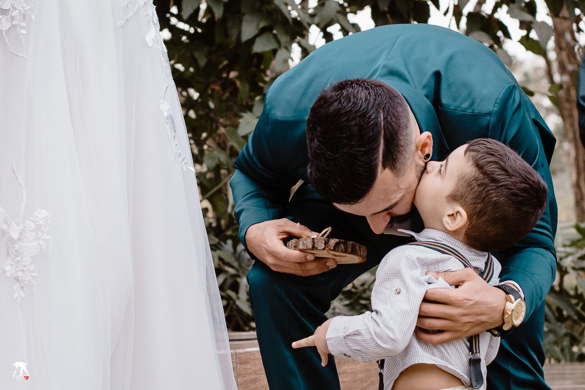 noivo beijando a criança 