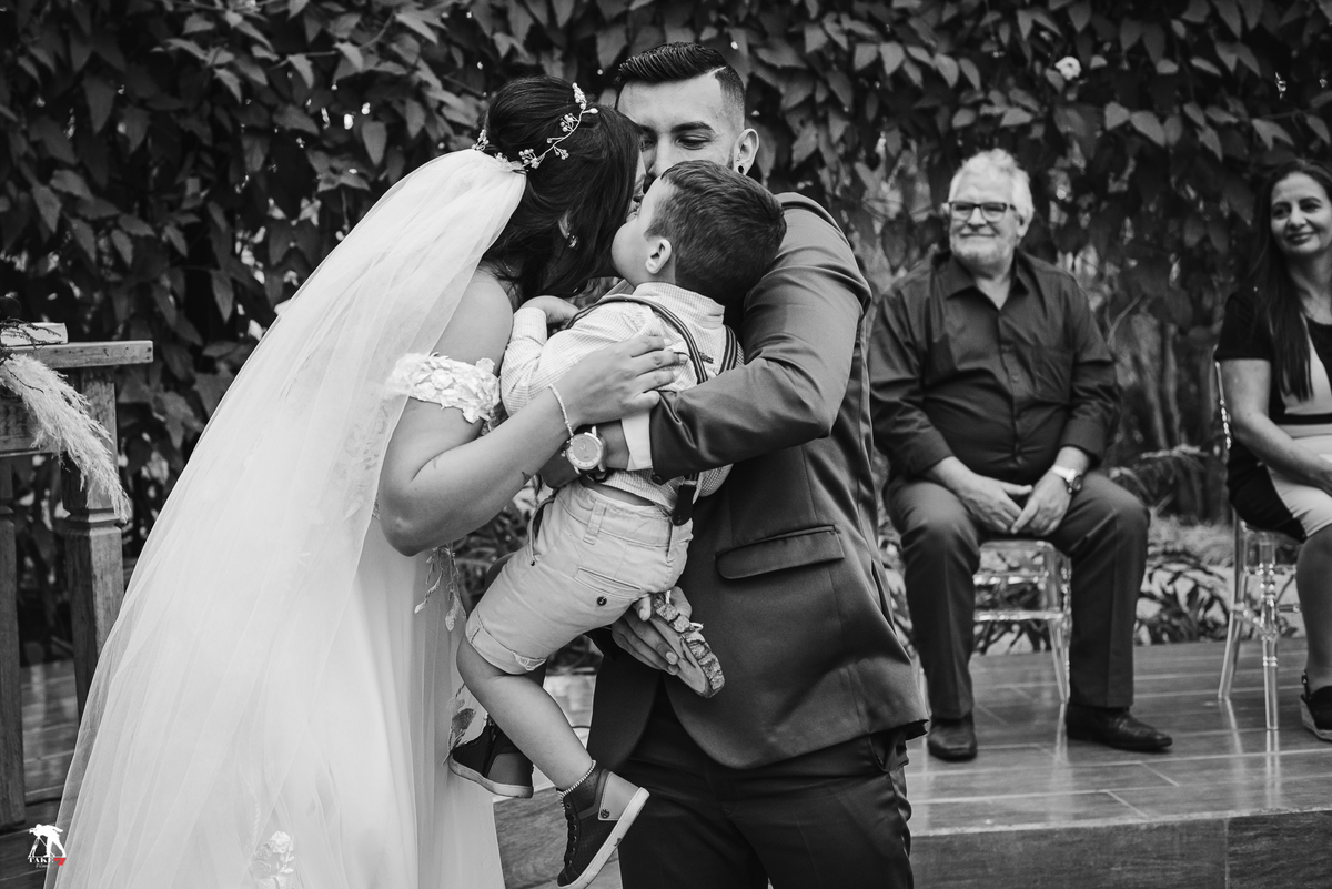 noiva beijando a criança 