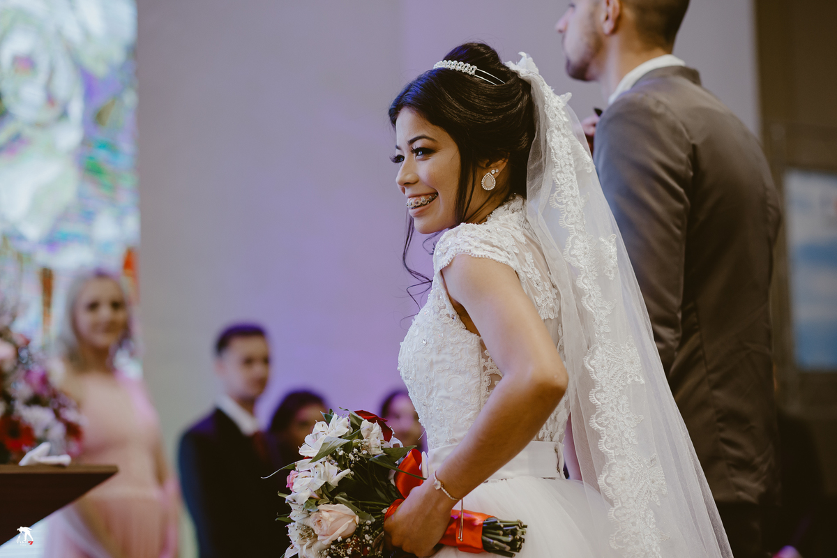 noiva feliz com buquê 