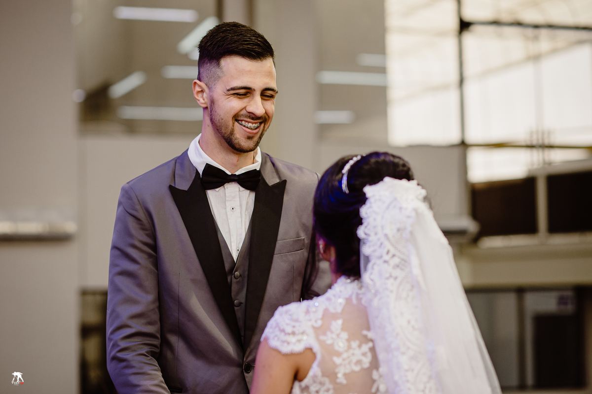 noivo sorrindo pra noiva 