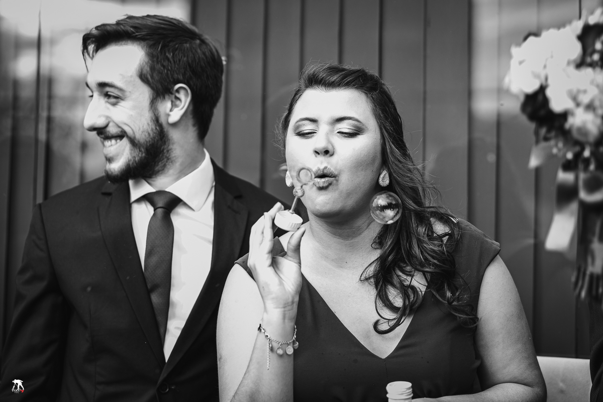 madrinha fazendo bolhas de sabão 