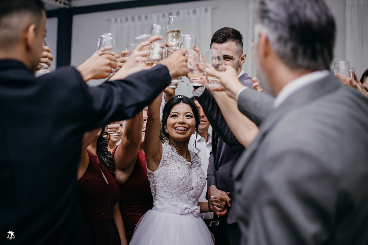 brinde dos noivos com padrinhos 