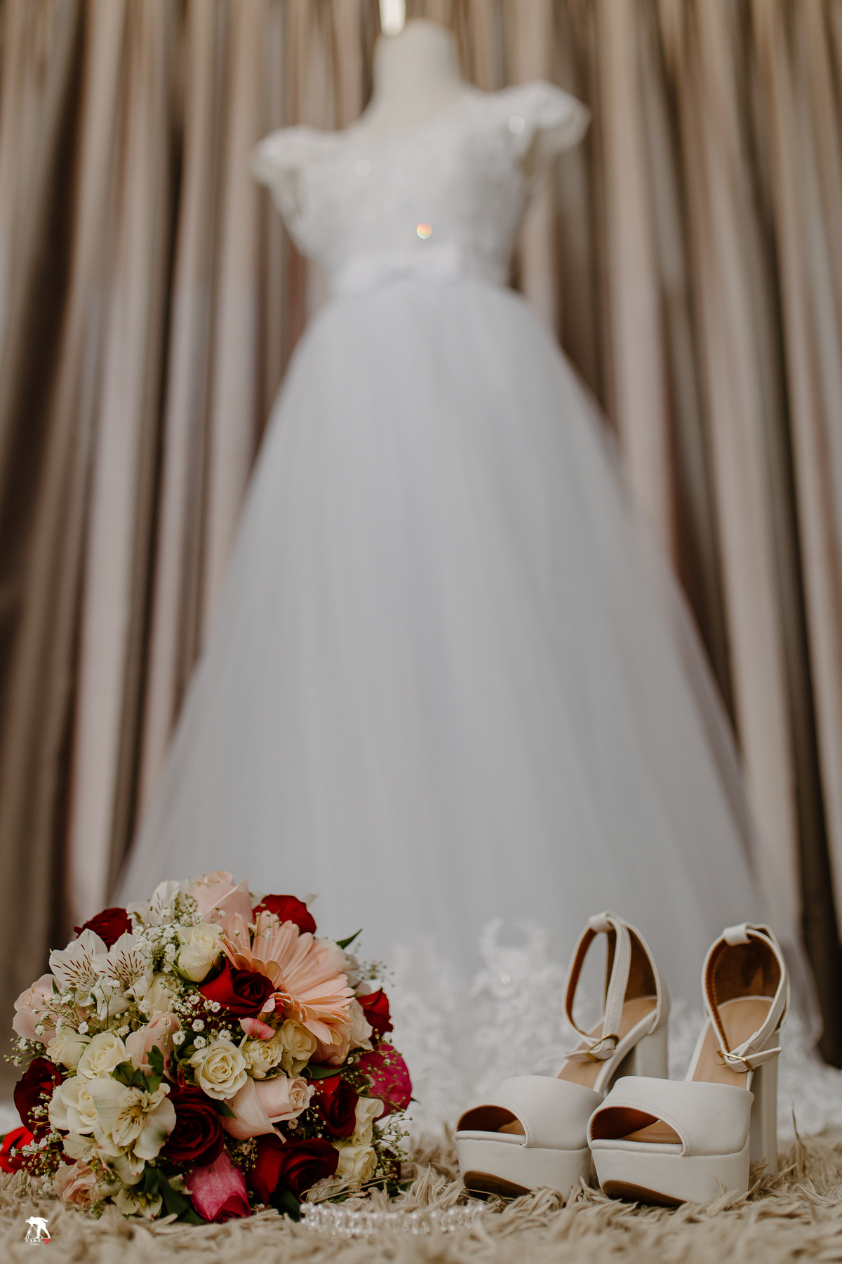 vestido da noiva com sapato e buquê