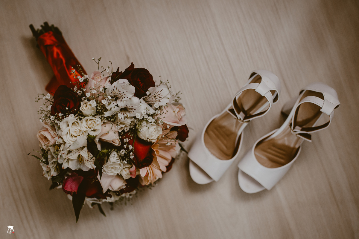 buquê da noiva com sapatos