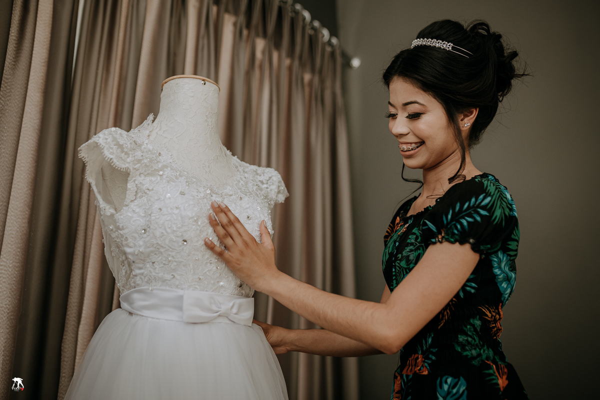 noiva passando a mão no vestido 