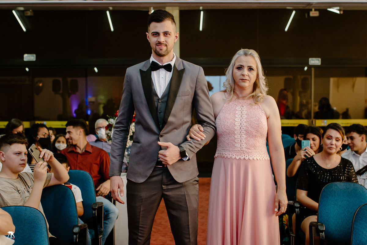 entrada do noivo com a mãe 