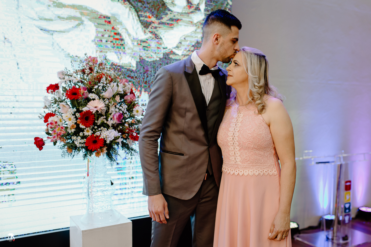 noivo beijando a mãe