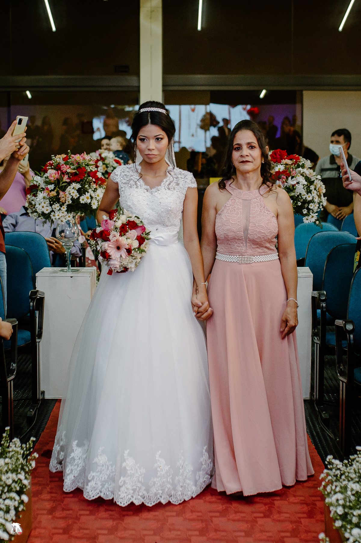 entrada da noiva com a mãe 