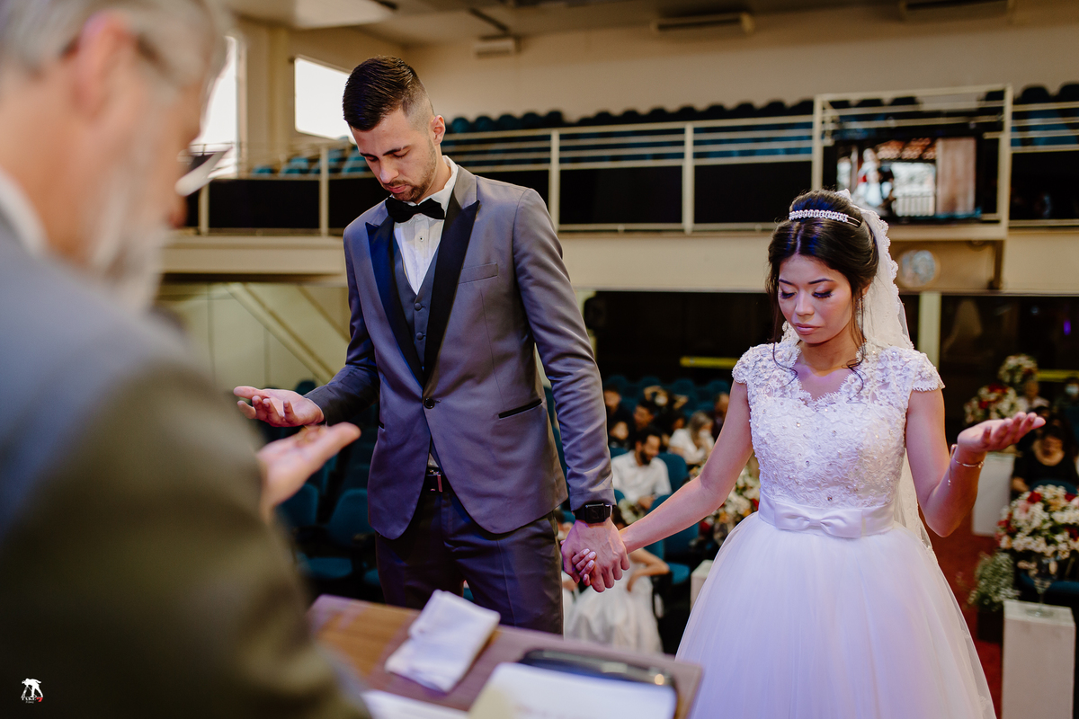 noivos orando no casamento 