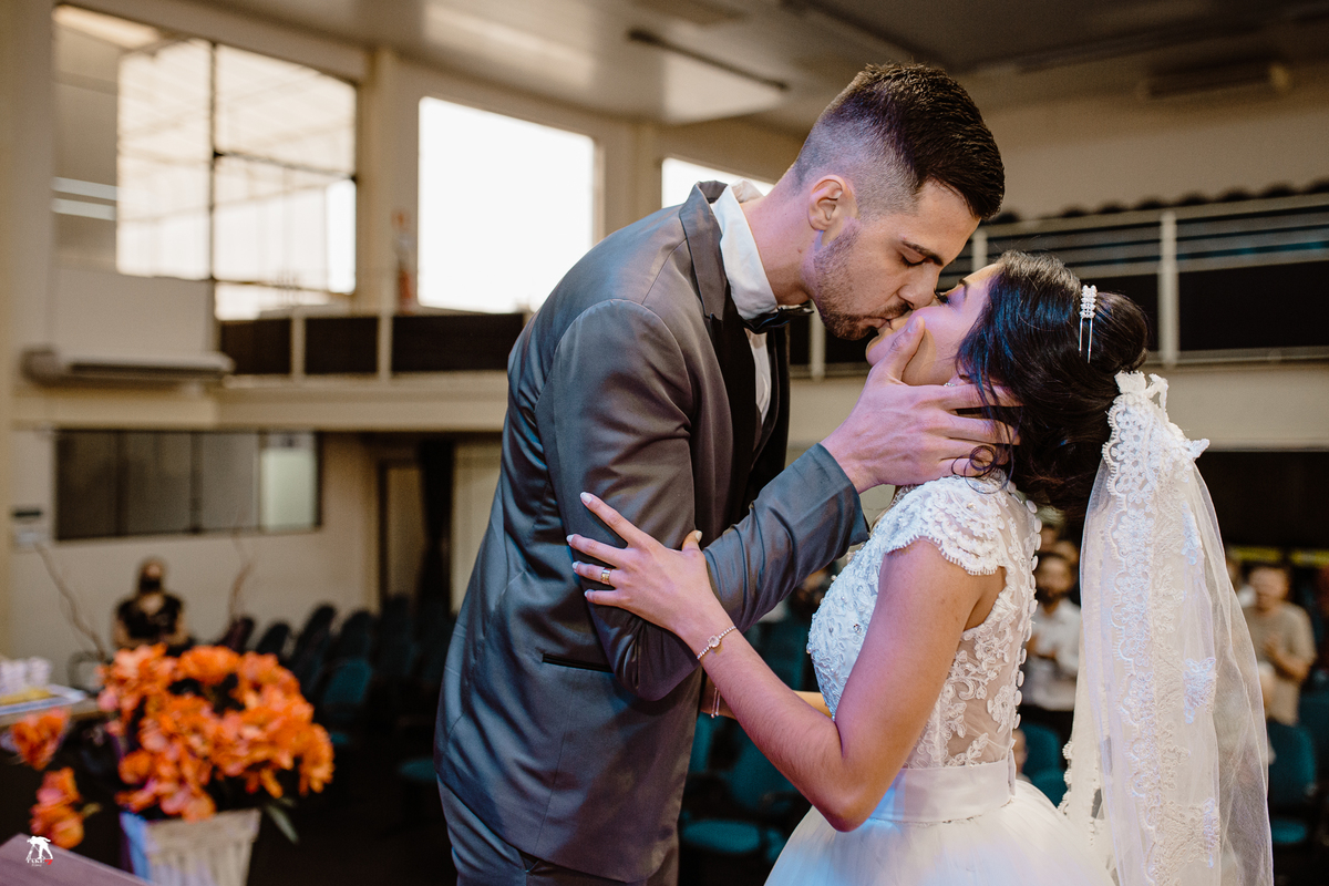 beijo nupcial no casamento 