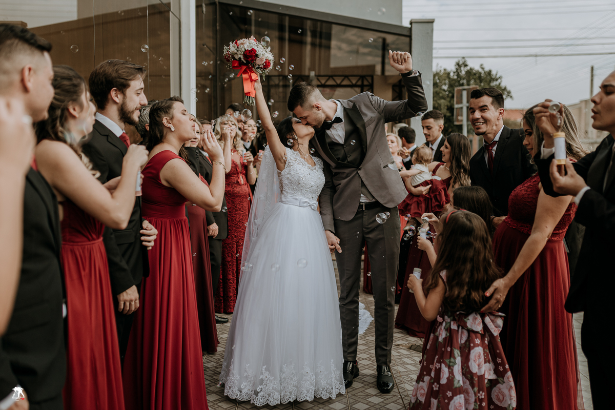 beijo dos noivos com bolhas de sabão 