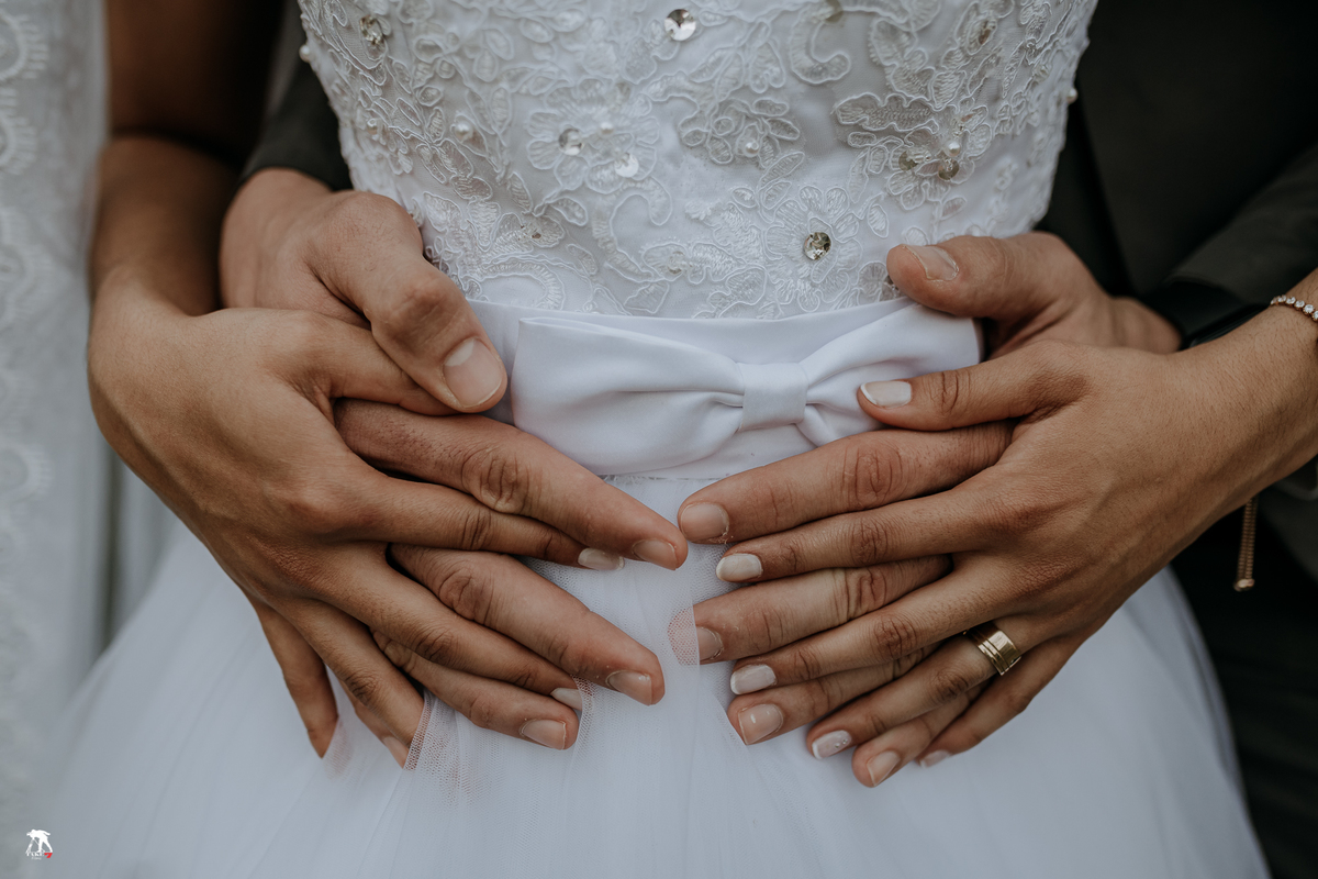 mãos dos noivos 