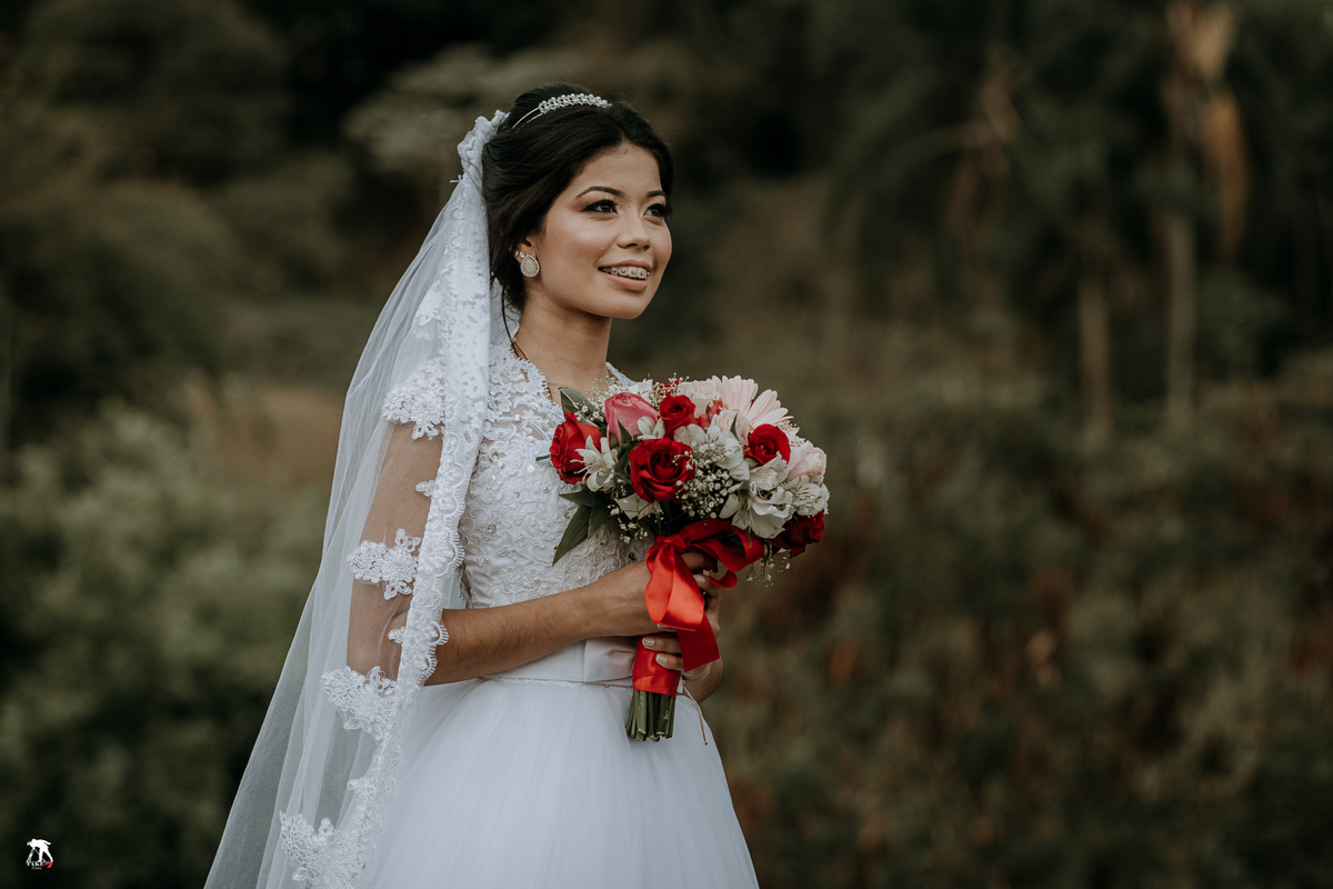 noiva com buque sorrindo 