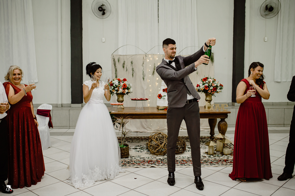 noivo estourando champagne 