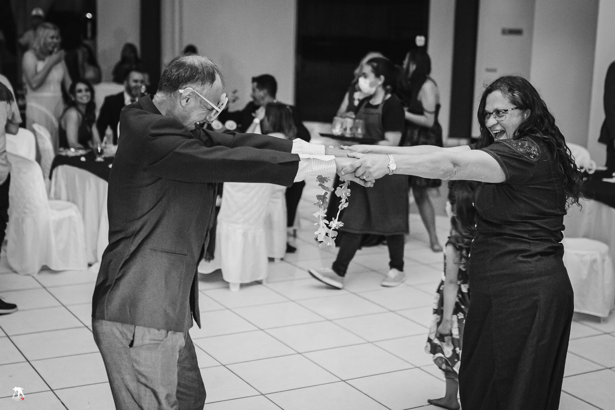 convidados dançando no casamento 