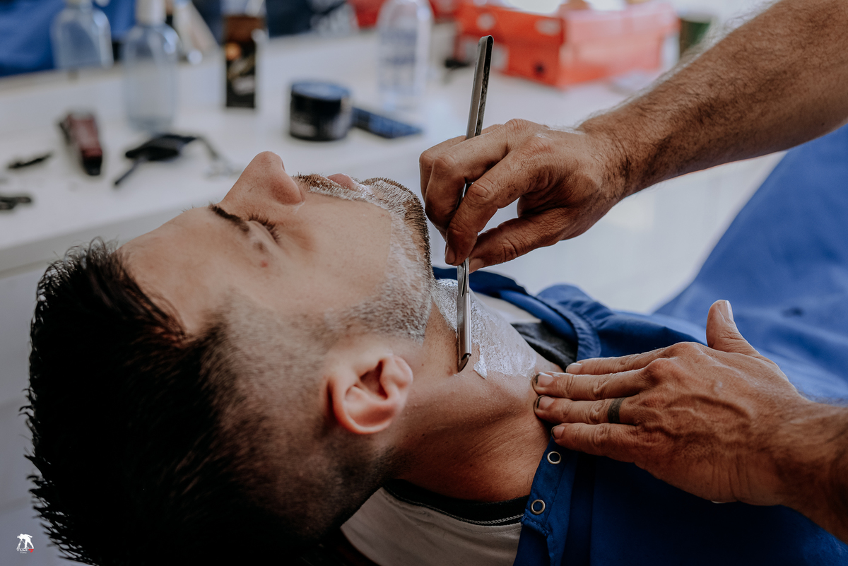 noivo na barbearia 