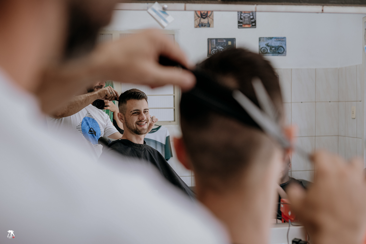 noivo na barbearia 
