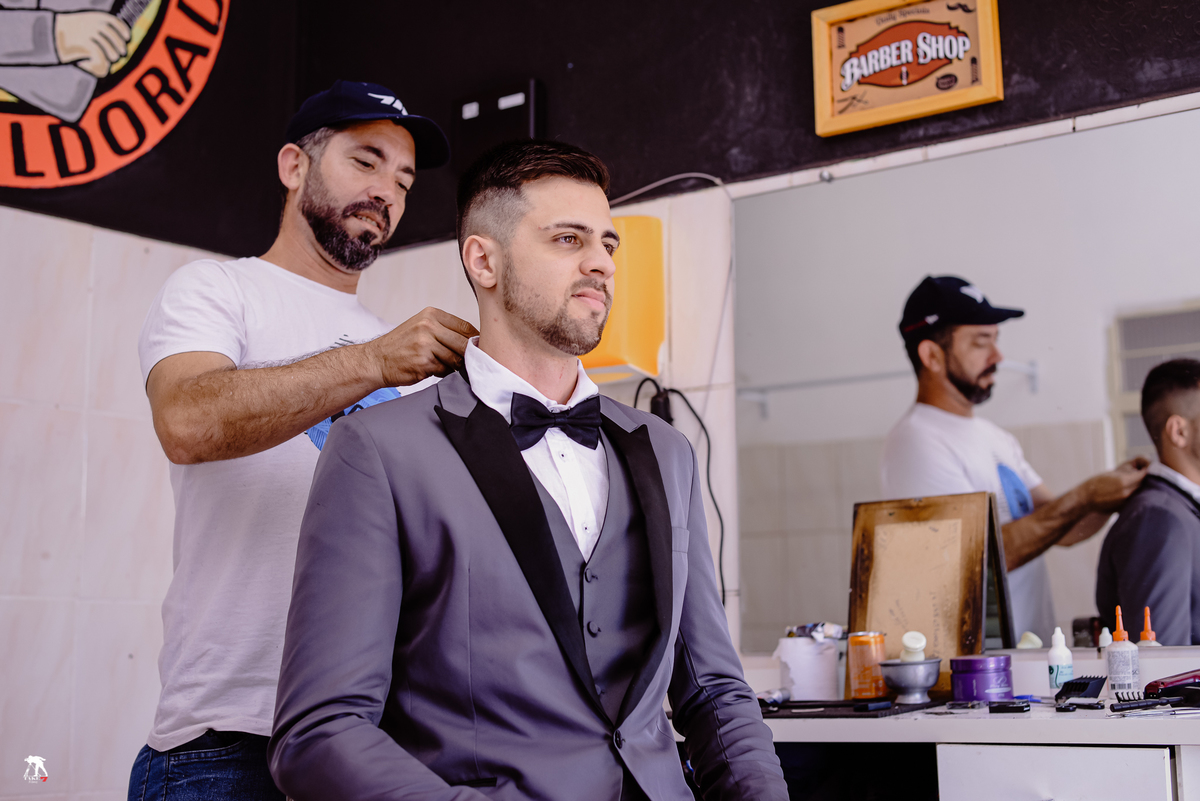 noivo se arrumando na barbearia 