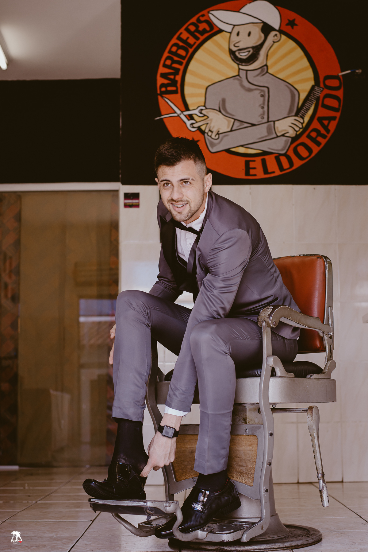 noivo colocando sapato 