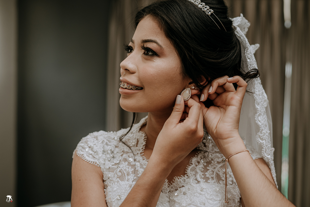 noiva colocando brinco 