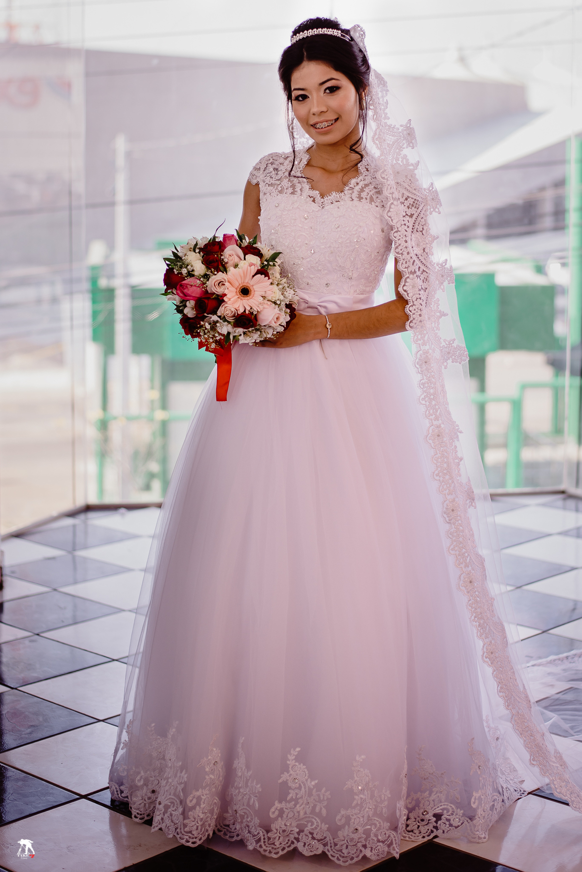 noiva de vestido com o buquê 