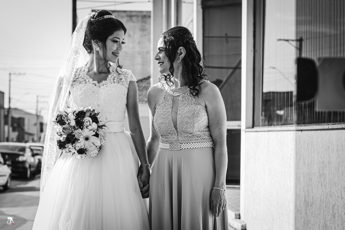 noiva e mãe se olhando