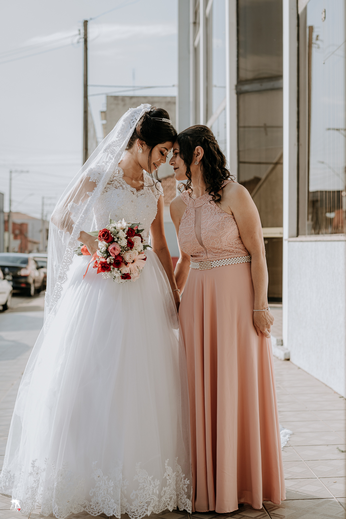 noiva com a mãe na igreja