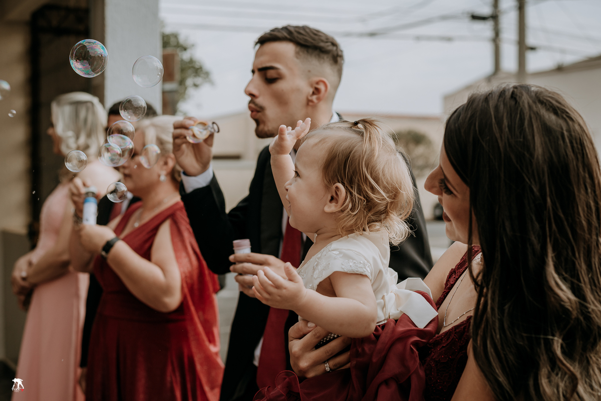 padrinhos fazendo bolhas de sabão 