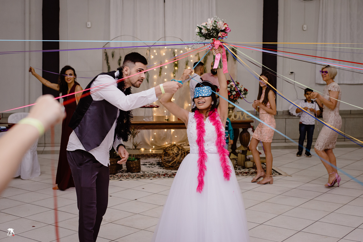 noiva e noivo com buque de fitas 