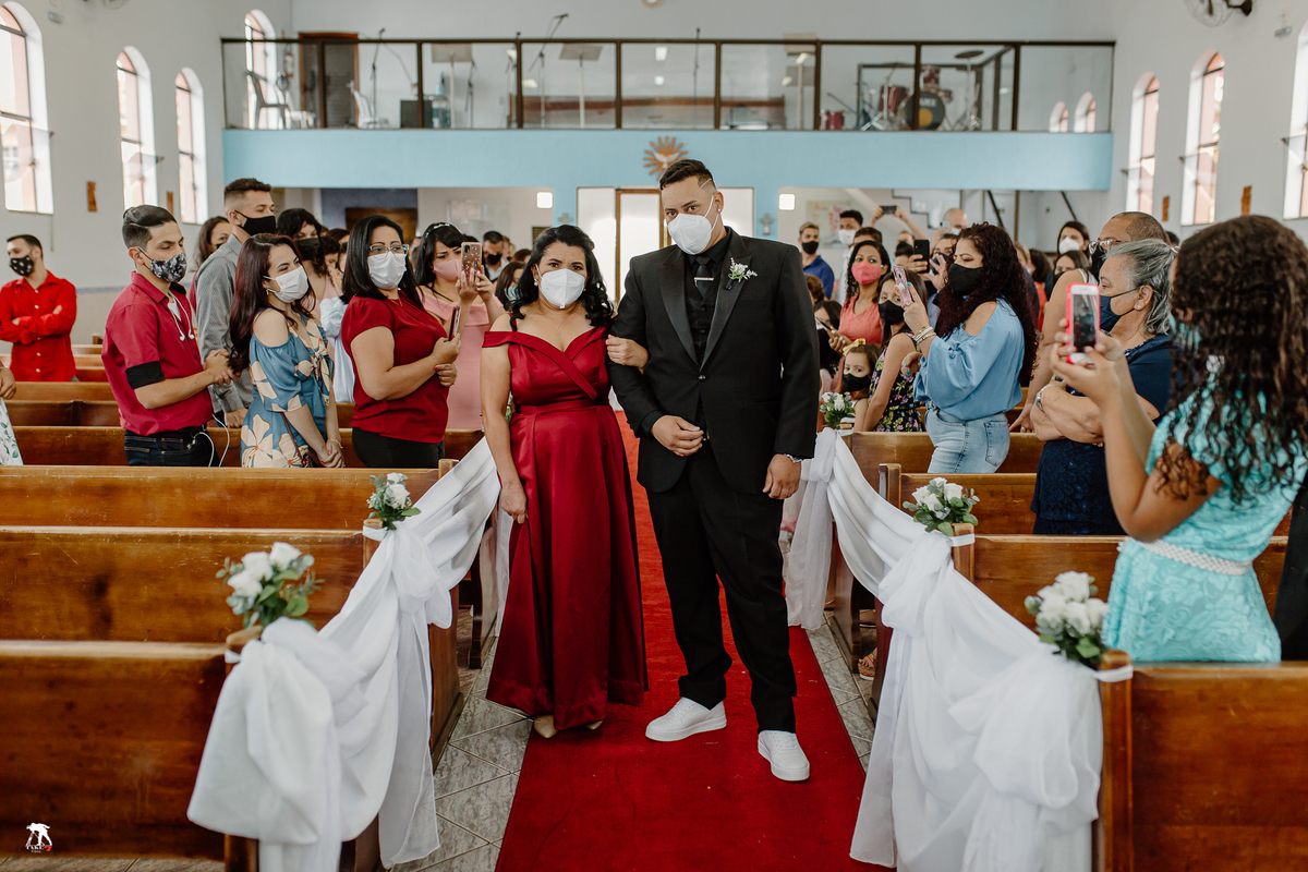 entrada do noivo com a mãe