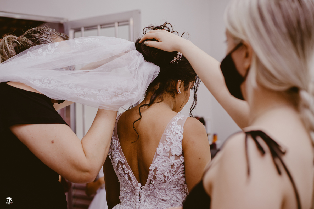 noiva colocando véu