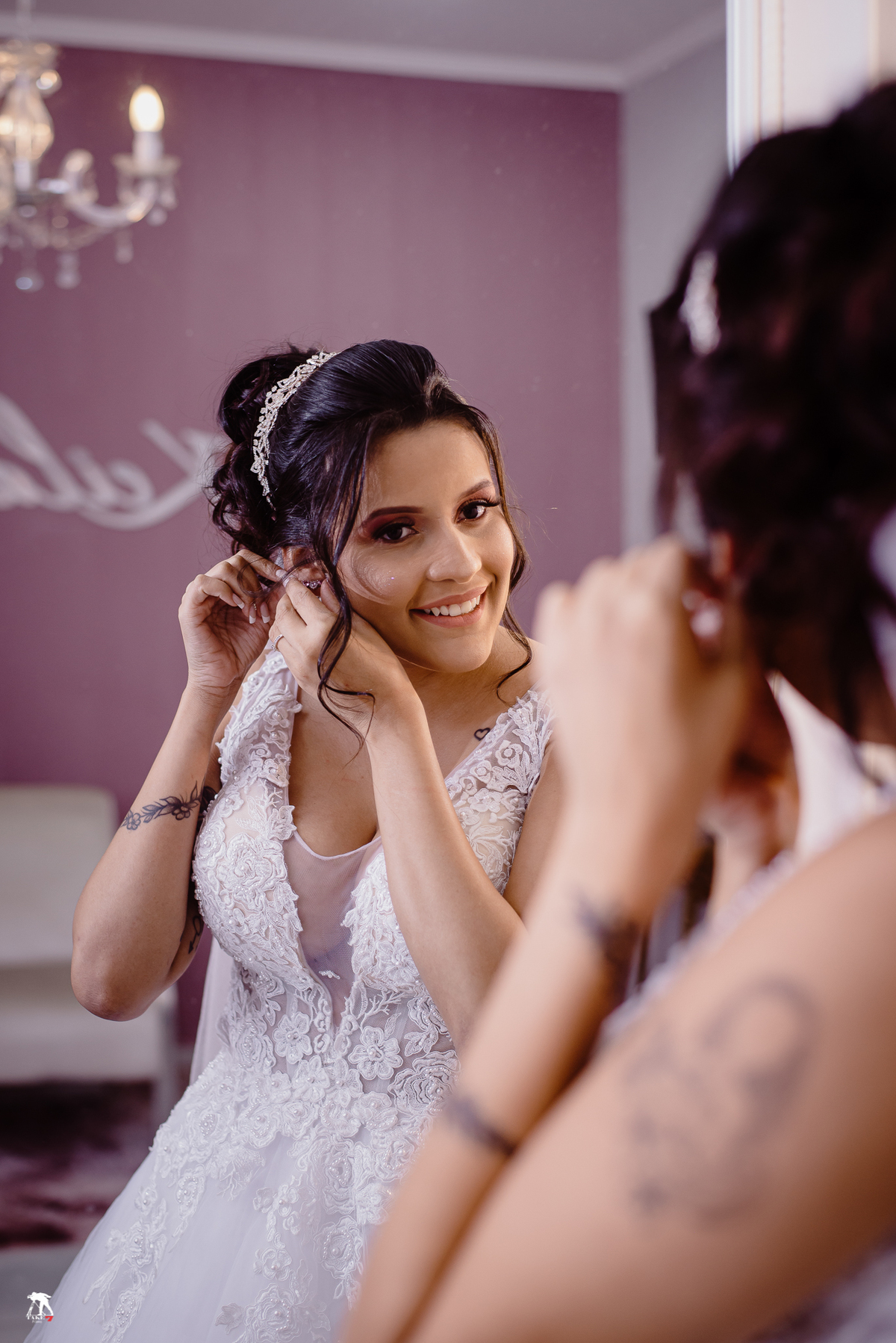 noiva colocando brinco