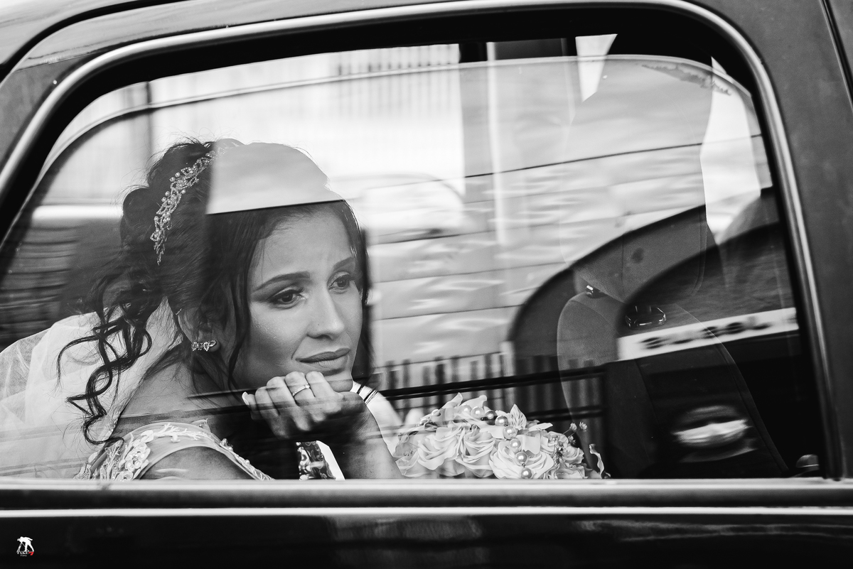 noiva no carro antes da cerimônia