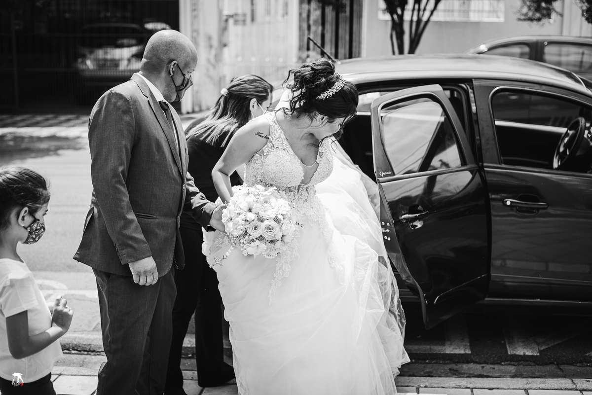 noiva saindo do carro