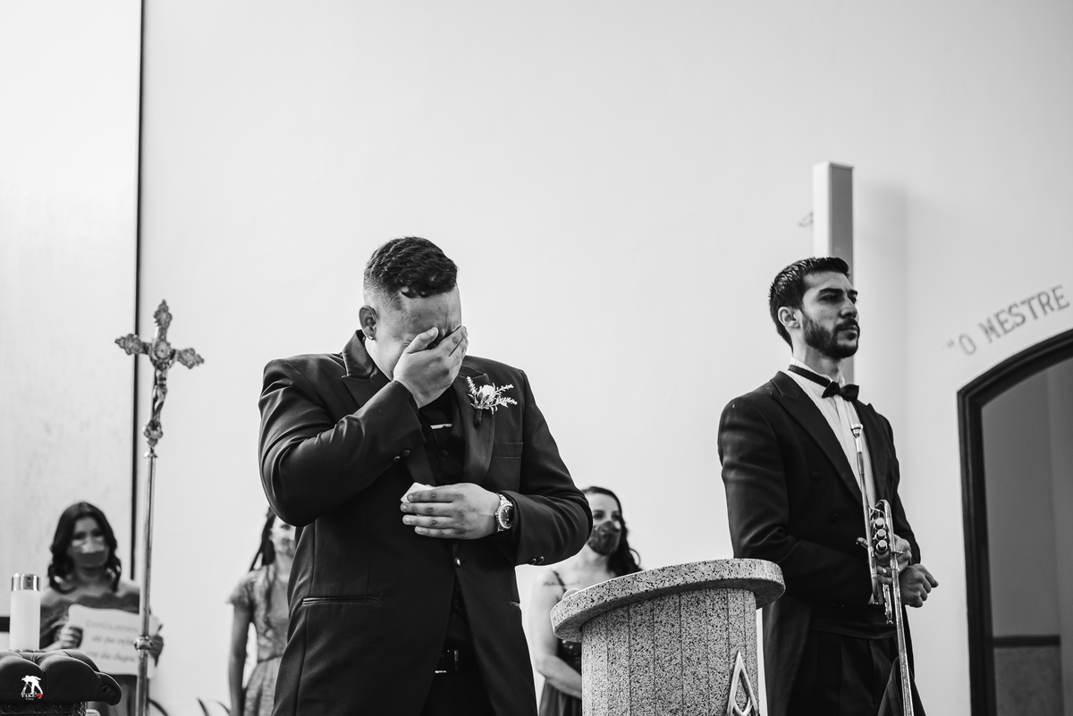 noivo chorando no casamento