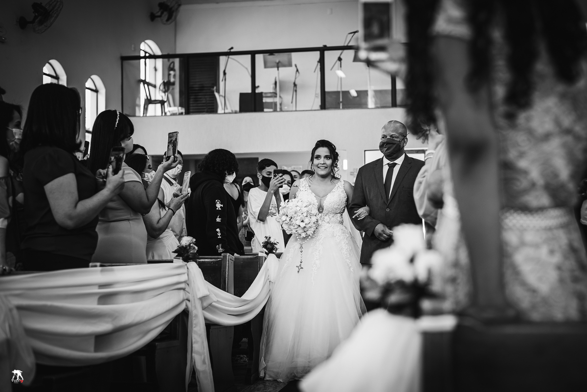 noiva com pai na cerimônia 