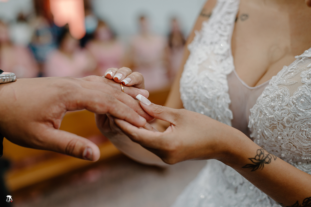 noiva colocando aliança 