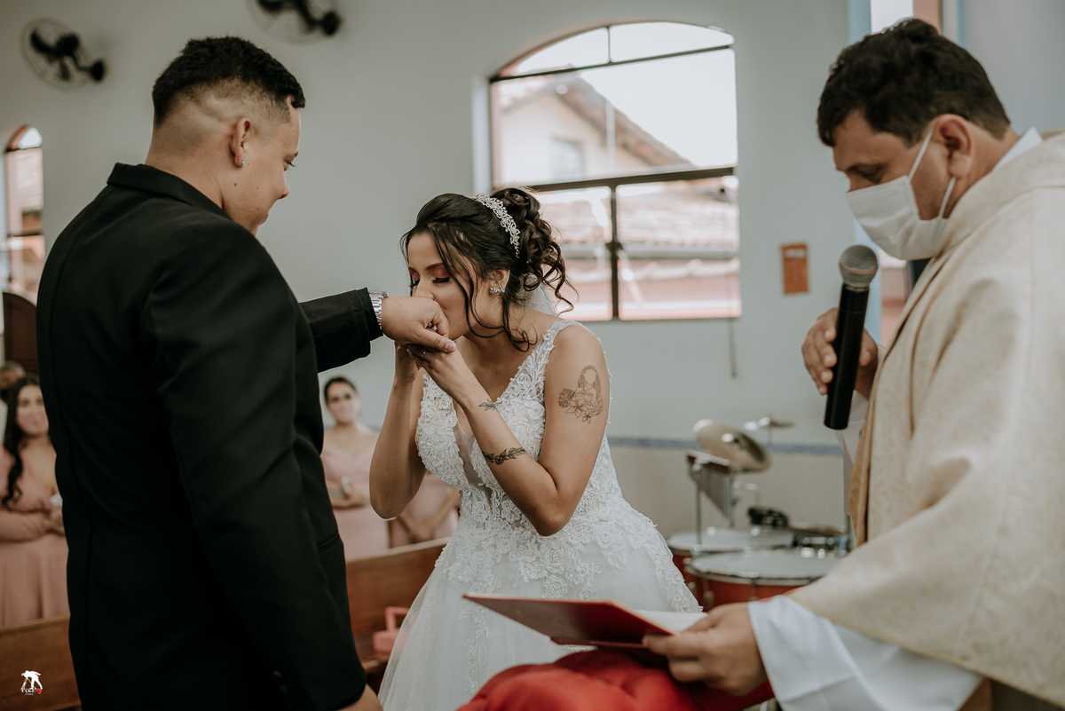 noiva beijando aliança 