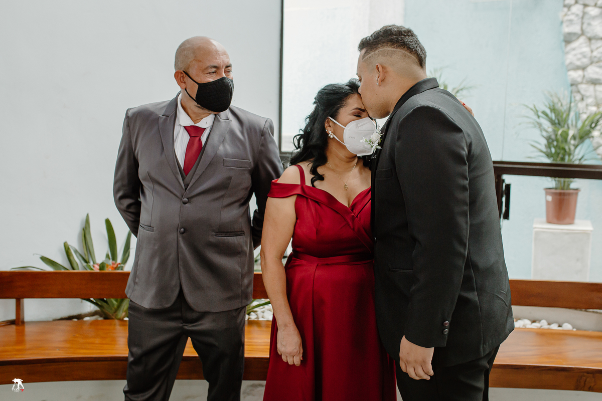 noivo beijando a mãe 