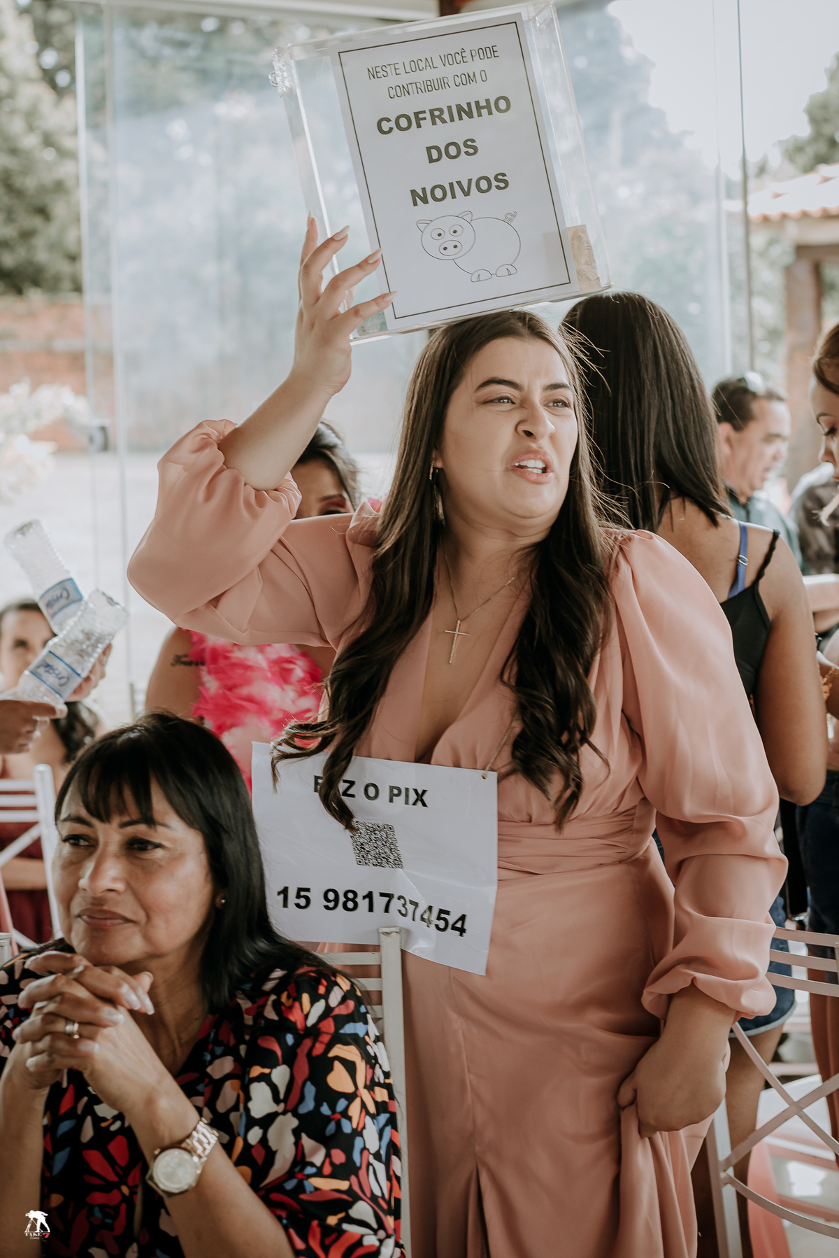 madrinha com cofre de dinheiro no casamento 