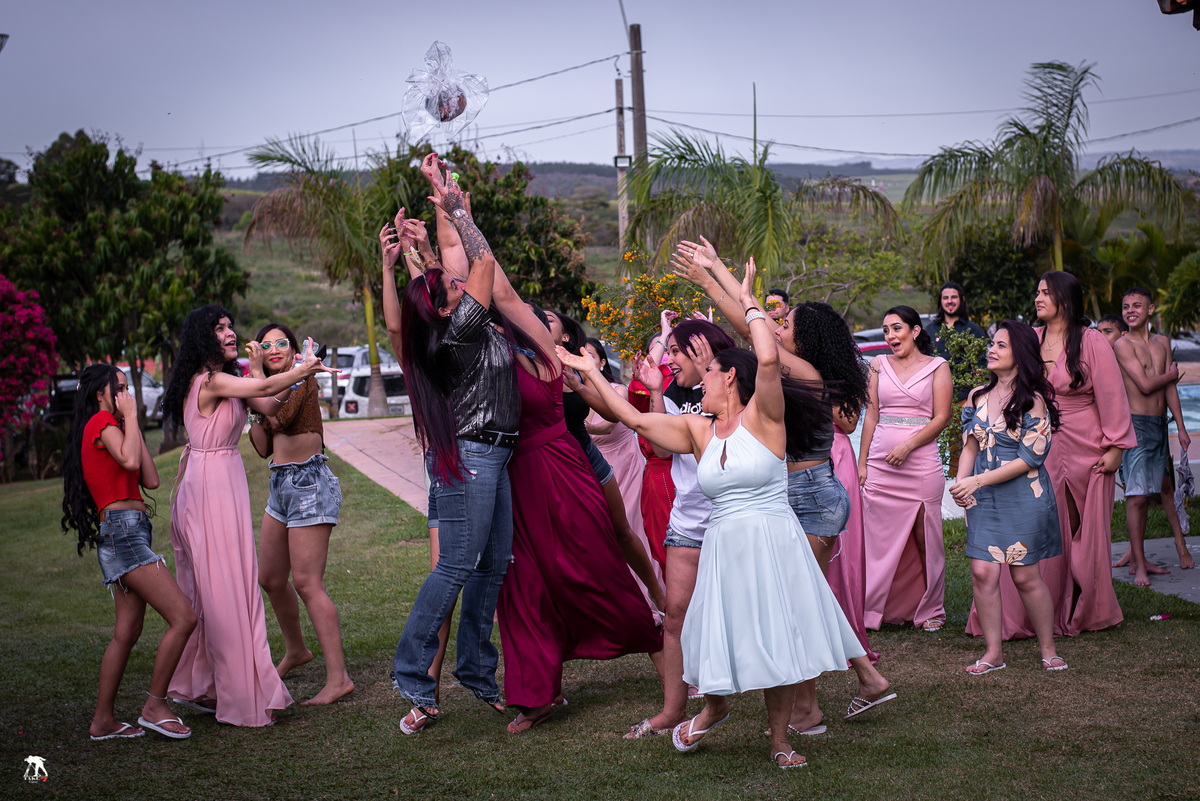 solteiras pegando a bomba no casamento 