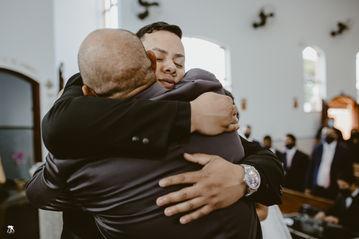 abraço do noivo com pai 
