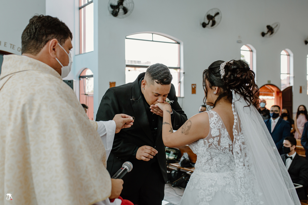 noivo beijando aliança 