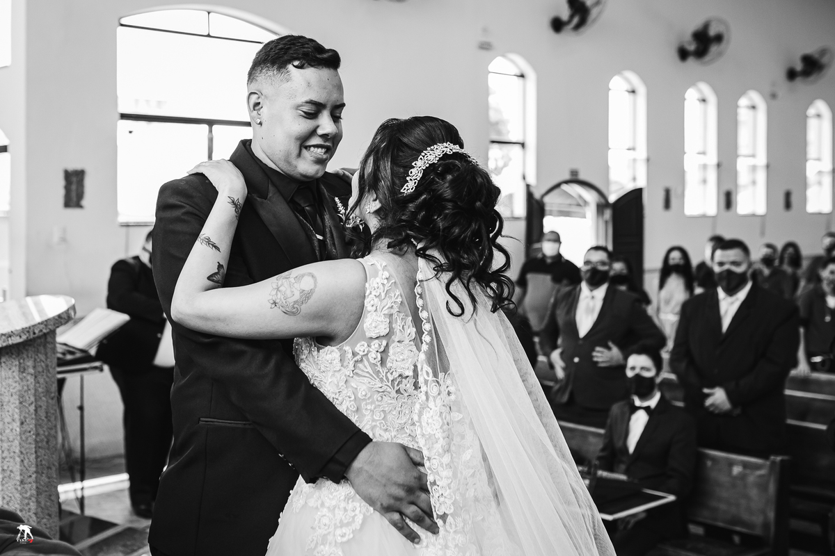 noivos se olhando no casamento 