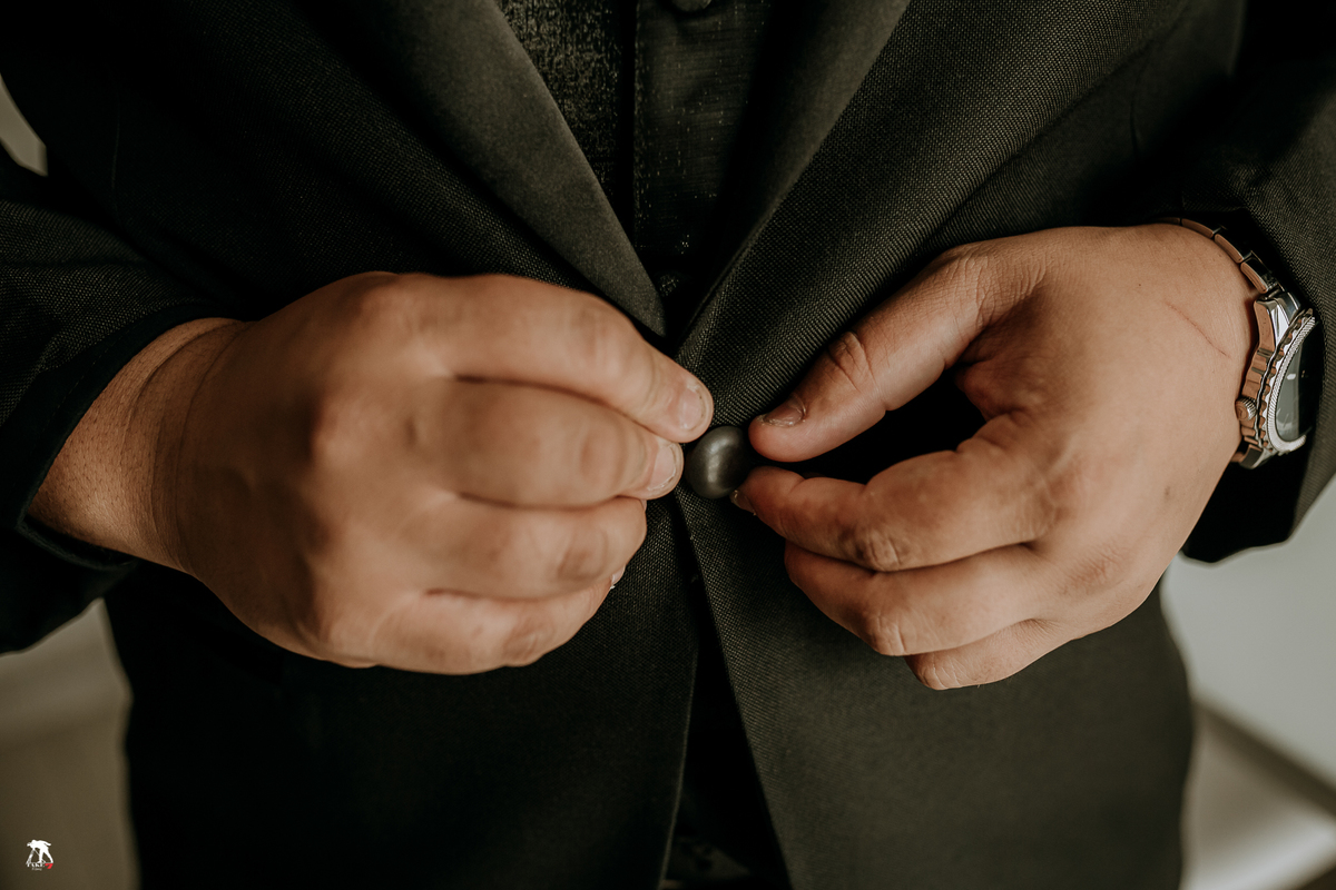 noivo colocando terno