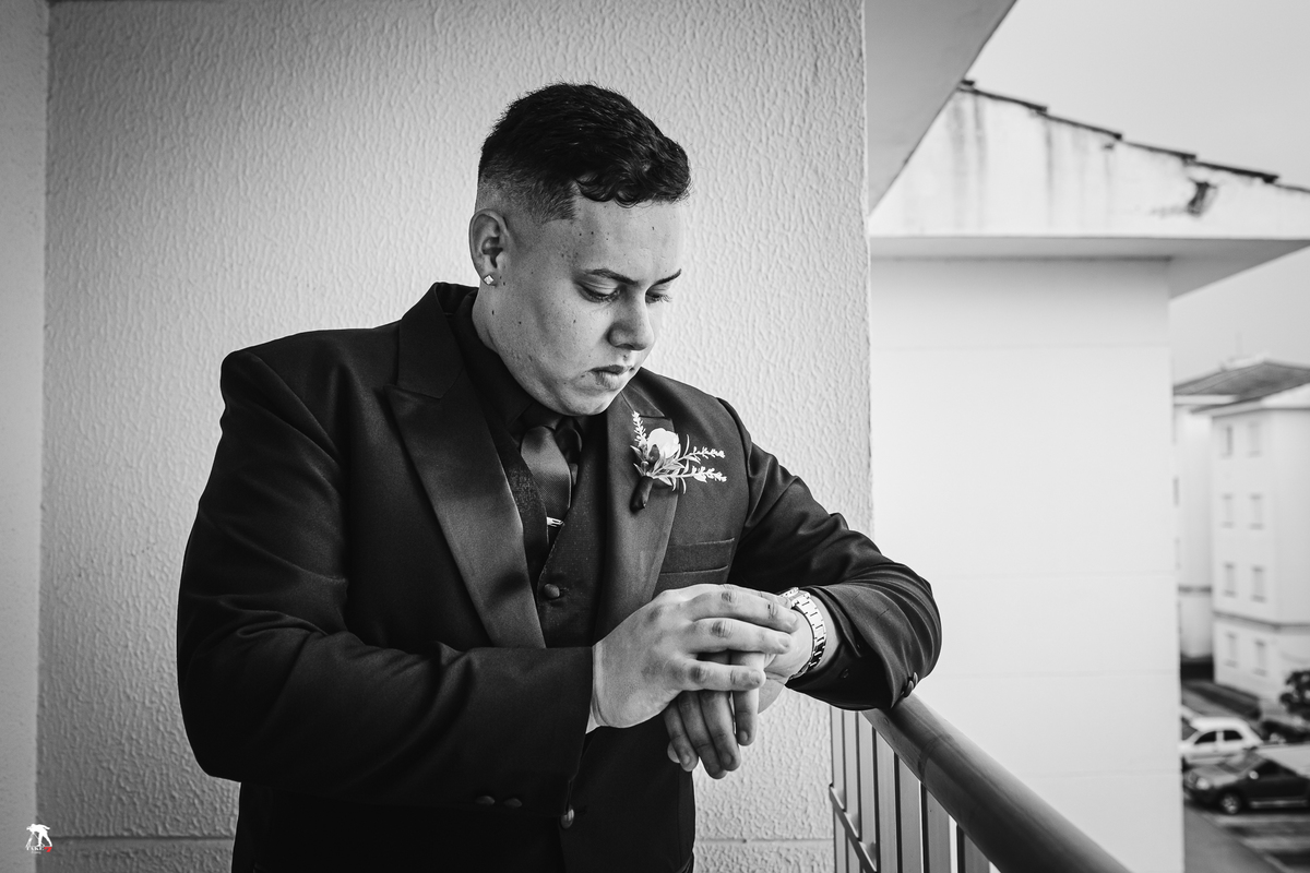 noivo vendo as horas 