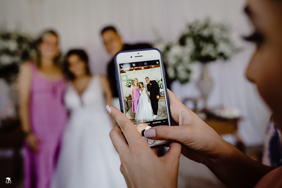 foto com celular no casamento