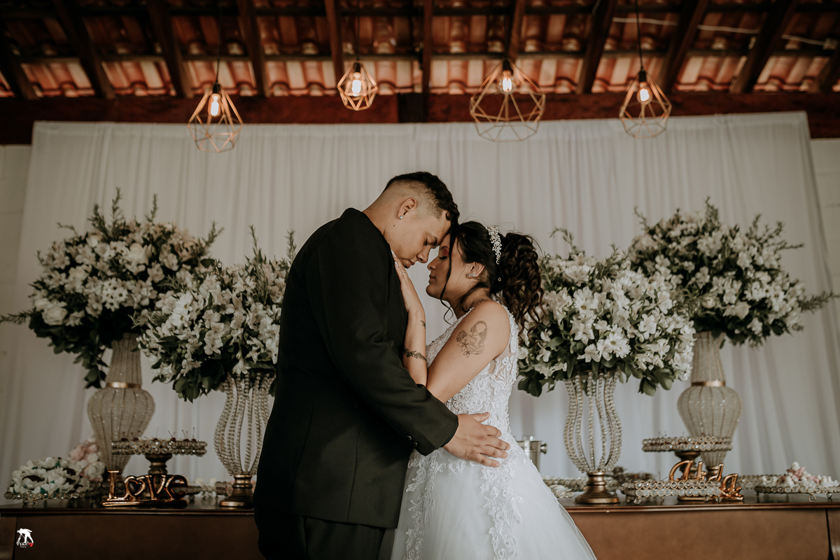 noivos na mesa do bolo 